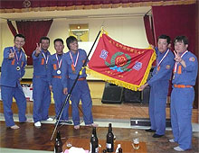 優勝旗を囲む消防団員